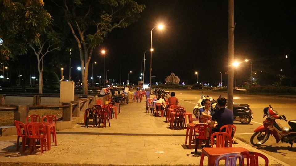 Đến gần 11 đêm, những quán nước giải khát như thế này vẫn còn khách lưu lại.