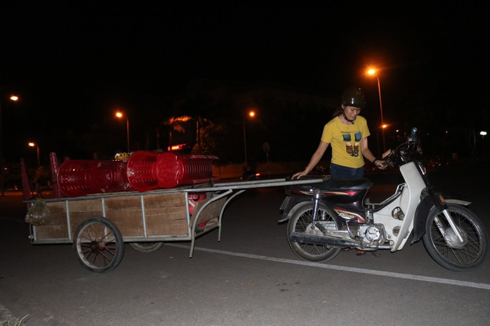 
Dù rất mệt do lượng khách đông hơn ngày thường rất nhiều, nhưng với những người bán hàng như chị Hạnh, đây vẫn là một đêm chị và chồng rất vui. Nước và hoa quả gần như hết sạch. Chị Hạnh trở về nhà lúc 12h15 với nụ cười giòn tươi. Bọn em khi mô cũng ưng cái nắng nóng như ri!- chị Hạnh nói vui trước khi trở về nhà.
