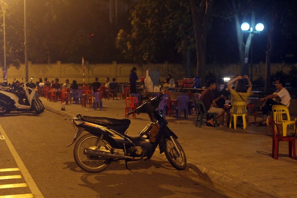 Trong khi đó tại trung tâm Thành phố Hà Tĩnh, rất nhiều người dân, nhất là giới trẻ đã tìm đến các quán trà đá nằm trên các tuyến đường có không gian thông thoáng để giải nhiệt.