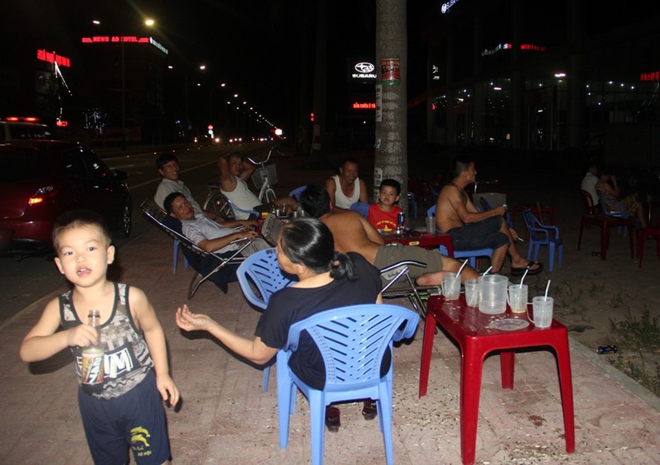 Rất nhiều người dân ở xã Thạch Bình, TP Hà Tĩnh tìm đến quán trà đá ngoài trời để tán gẫu, giải nhiệt. Anh Trung nở nụ cười tươi sau khi làm ngụm trà đá mát lạnh vui vẻ cho biết: Mấy hôm nay, đêm nào sau bữa cơm tối nhóm bạn của tui cũng nhắn tin, gọi nhau ra đây ngồi vừa hóng mát, vừa chuyện trò sau một ngày thời tiết oi bức hành hạ. Đêm nay là đêm tuyệt vời nhất, vì trời nhiều gió hơn, mát hơn nhiều.