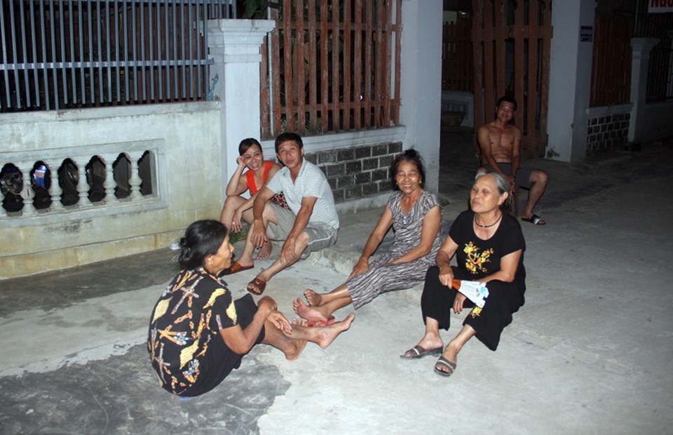 Thời tiết vào chiều ngày 19/6 tại Hà Tĩnh hết sức oi bức, nhiệt độ đo được là hơn 37 độ C. Bị nắng nóng hành hạ cả ngày, nên khoảng sau 8h tối khi tiết trời mát mẻ, lộng gió, rất nhiều bà con thôn Ngụ Quế, xã Cẩm Vịnh, huyện Cẩm Xuyên đã đổ ra đường để giải nhiệt.