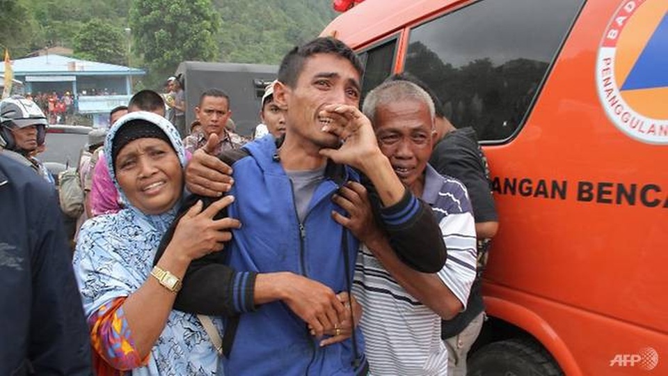 180 người mất tích trong vụ chìm phà ở Indonesia - 1
Người thân của những hành khách mất tích lo lắng chờ đợi trên bờ (Ảnh: AFP)