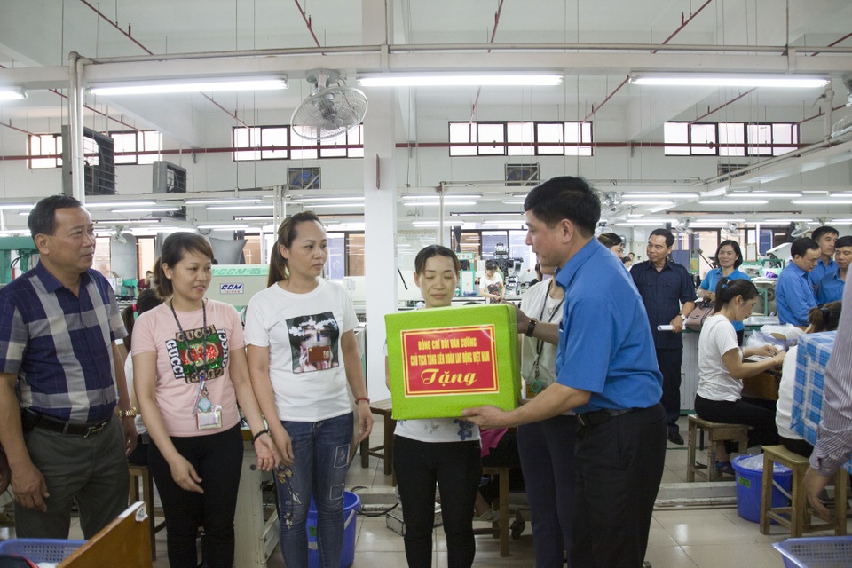 Lãnh đạo Tổng LĐLĐ VN gặp gỡ công nhân lao động Hải Phòng - 3
Đồng chí Bùi Văn Cường tặng quà cho công nhân lao động tại công ty TNHH Sao Vàng