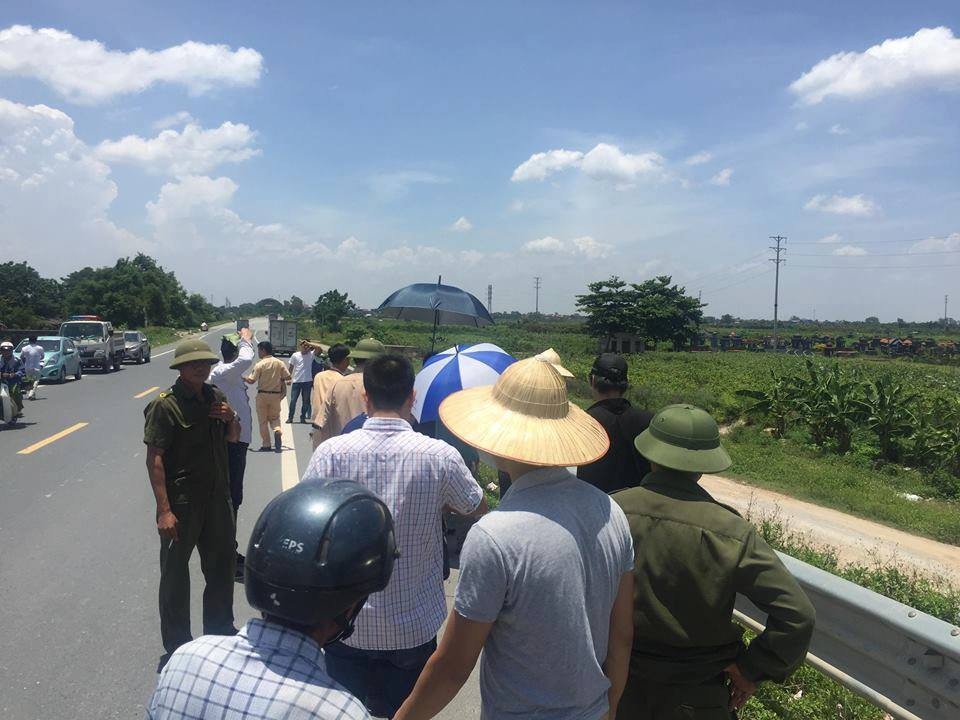 Thực nghiệm hiện trường, điều tra cái chết của 2 thiếu nữ ở Hưng Yên - 4
Nhiều người dân hiếu kỳ dừng bên đường xem lục lượng chức năng thực nghiệm hiện trường vụ việc.
