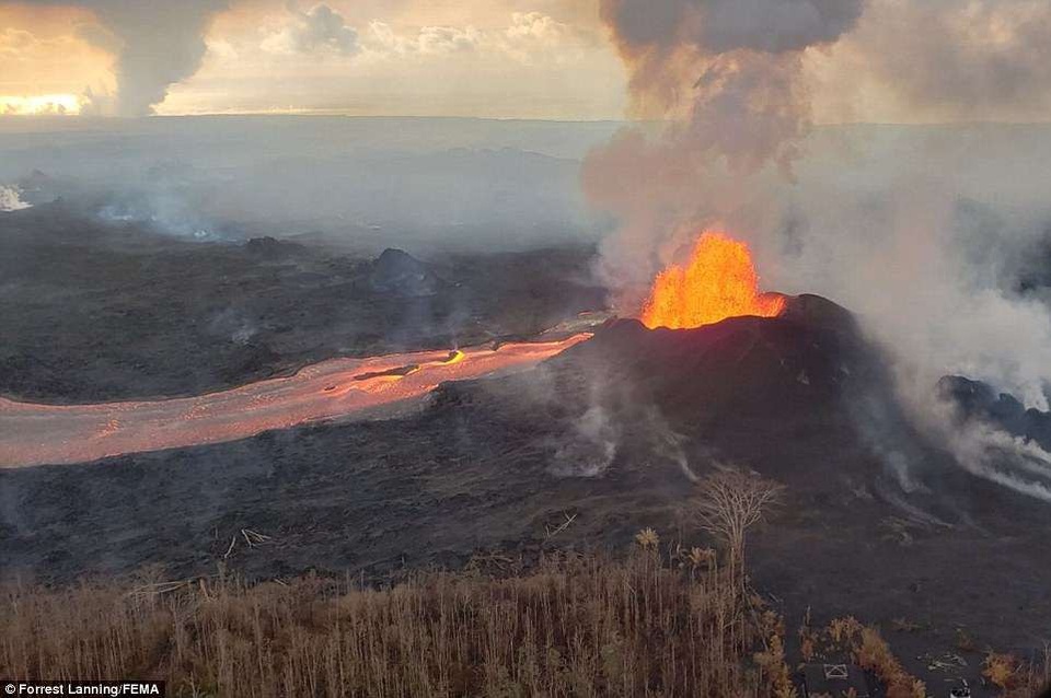 Cận cảnh dòng dung nham núi lửa Hawaii tuôn trào như thác - 3 Hình ảnh một núi lửa đang phun trào (Ảnh: FEMA)