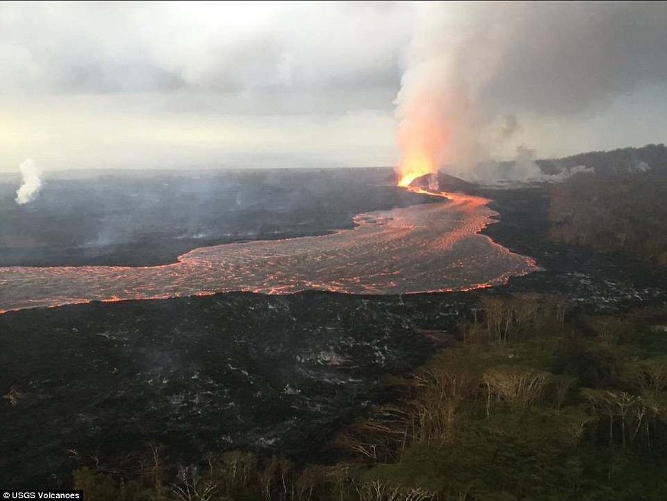 Cận cảnh dòng dung nham núi lửa Hawaii tuôn trào như thác - 1
Dung nham chảy như sông từ núi lửa đang phun trào ở Hawaii (Ảnh: USGS)