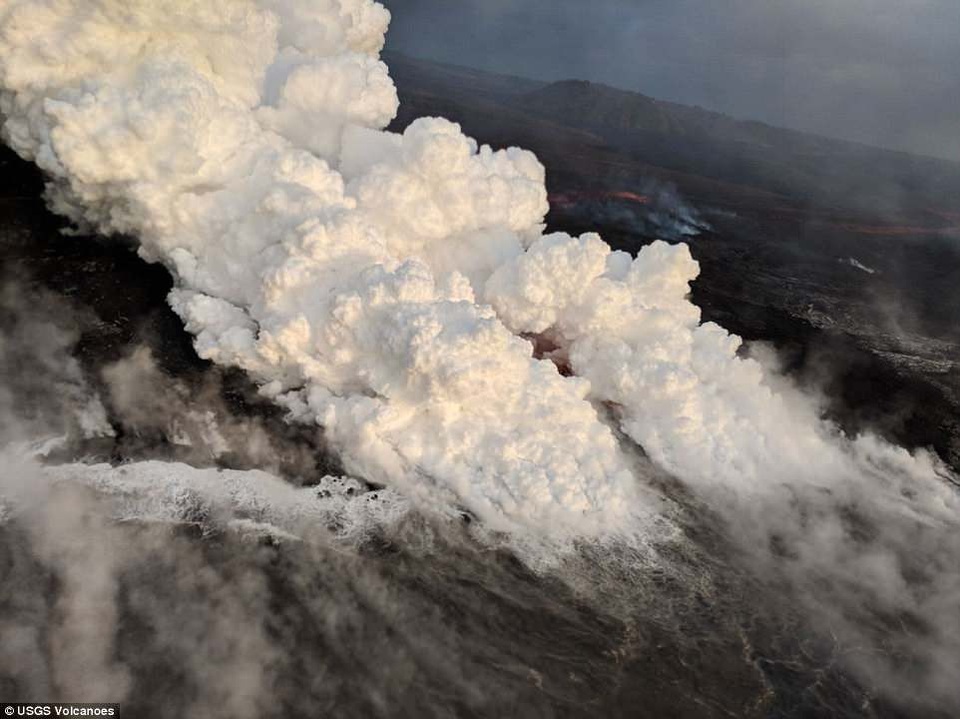 Cận cảnh dòng dung nham núi lửa Hawaii tuôn trào như thác - 2 Khói bốc lên từ dòng dung nham (Ảnh: USGS)
