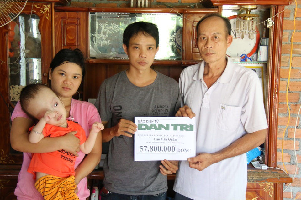 Thêm 57 triệu đồng đến với bé trai bị não úng thủy - 1 Gia đình cháu Khánh nhận quà từ bạn đọc Dân trí