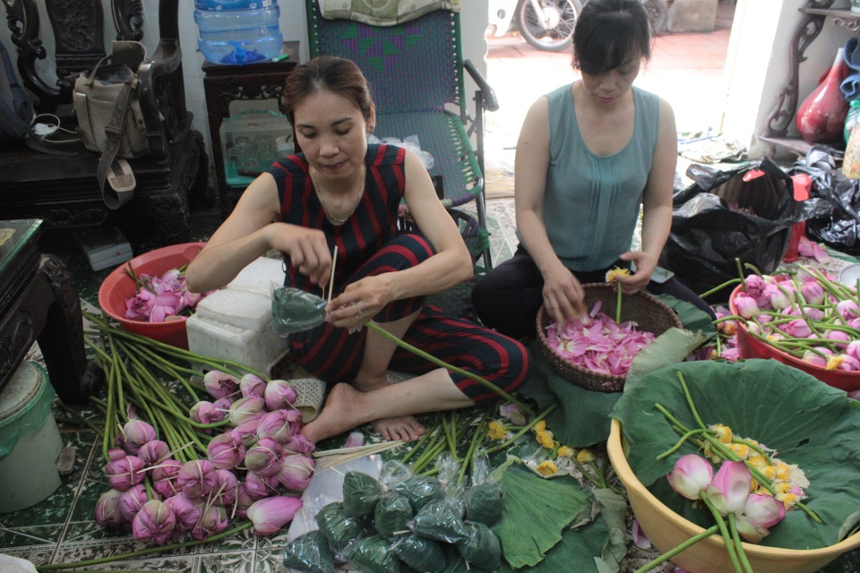 “Siêu phẩm” trà cổ làm từ 1000 bông sen, giá 7 triệu đồng ở Hà Nội có gì đặc biệt? - 10 Để cho ra loại trà hảo hạng, loại trà được chọn làm trà sen cũng phải là chè búp Thái Nguyên cánh nhỏ, thẩm hương vừa độ. Trà sen đạt chất lượng, nước trong xanh, khi uống có vị chát, ngọt và đượm hương sen trong miệng rất đặc trưng.