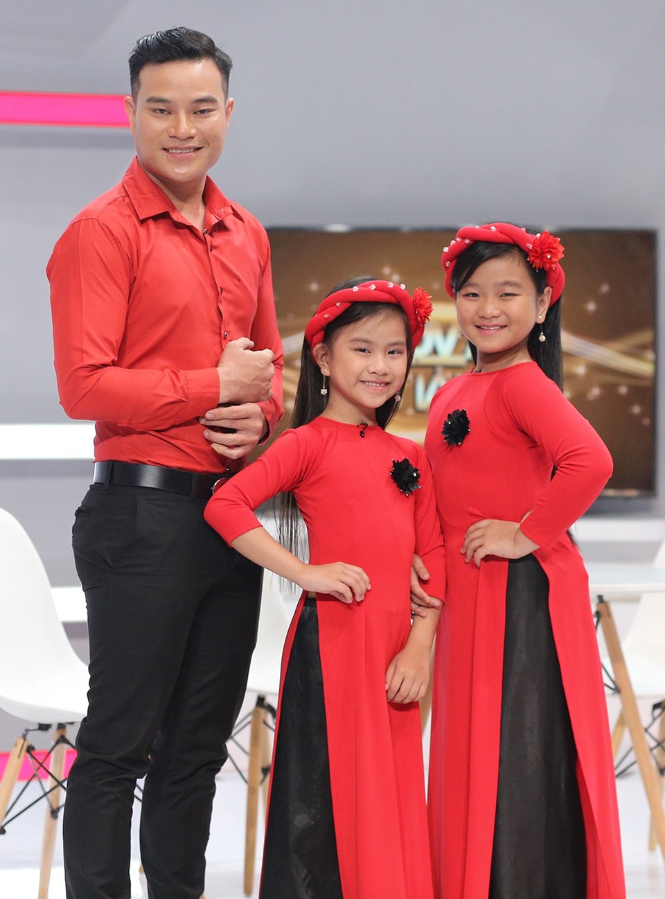 Xuất hiện cùng 2 cô con gái trong chương trình “Là vợ phải thế”, chàng trai 35 tuổi gây bất ngờ với biệt đội cố vấn khi con gái mình khoe bộ áo dài đang mặc trên người do chính bố mình may.