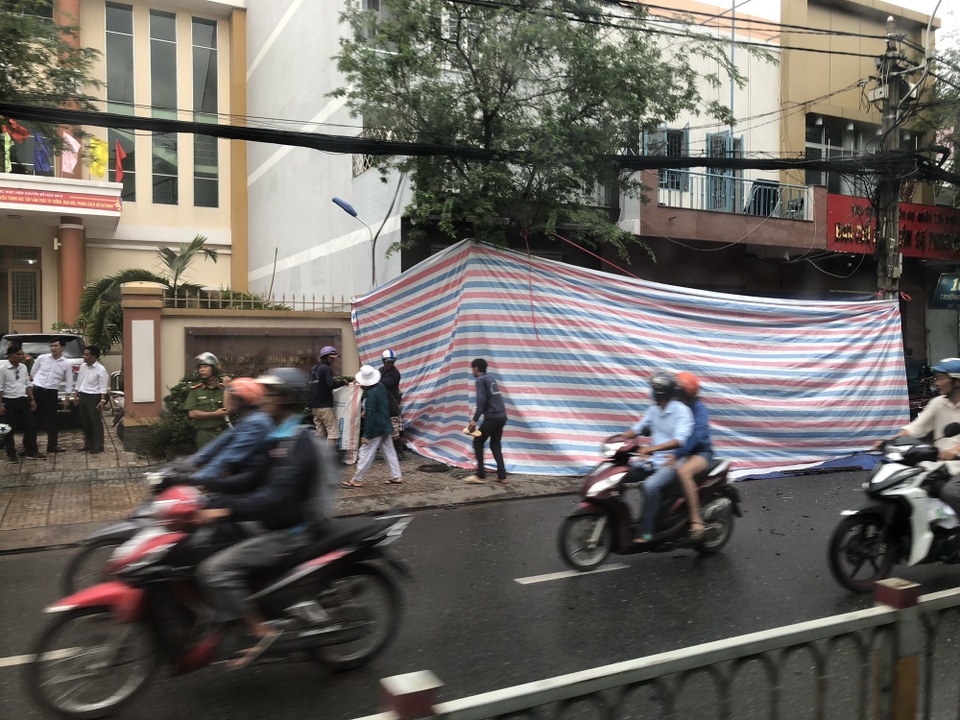 Nổ lớn tại trụ sở công an phường, 1 công an nhập viện - 1 Nổ lớn tại trụ sở công an phường, 1 công an nhập viện - 1