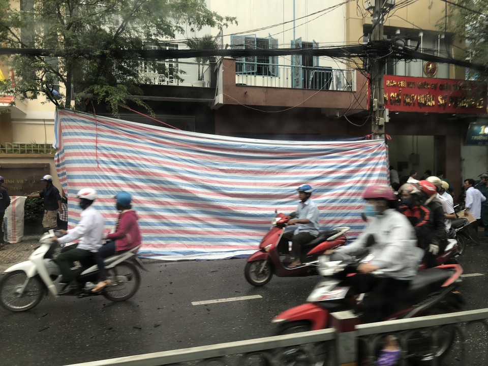Nổ lớn tại trụ sở công an phường, 1 công an nhập viện - 2 Hiện trường được che kín sau vụ nổ