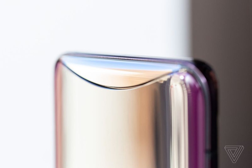 Oppo trình làng smartphone có thiết kế camera trước/sau cực độc đáo - 12 Phần mô-đun này được hạ xuống sau khi đóng ứng dụng camera
