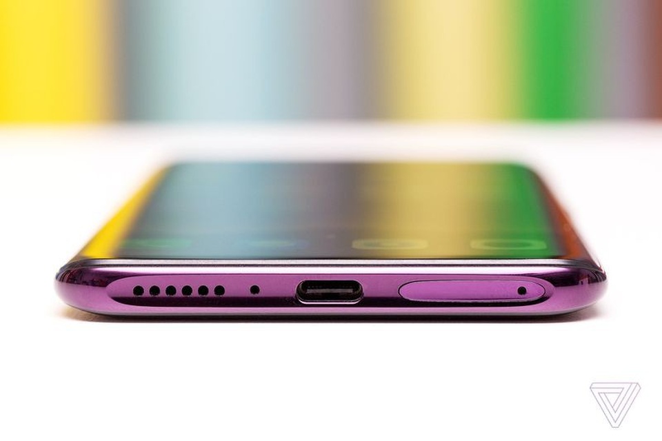 Oppo trình làng smartphone có thiết kế camera trước/sau cực độc đáo - 6 Cổng kết nối và khe cắm SIM nằm ở mặt dưới