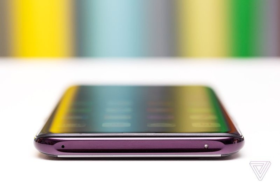 Oppo trình làng smartphone có thiết kế camera trước/sau cực độc đáo - 7 Cạnh trên của sản phẩm