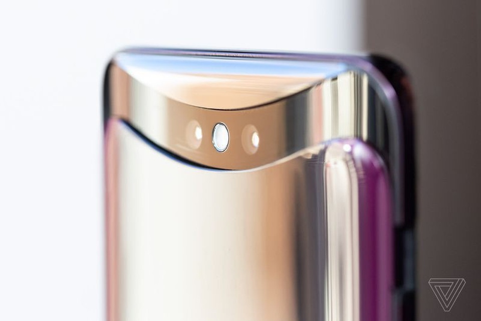 Oppo trình làng smartphone có thiết kế camera trước/sau cực độc đáo - 8 Cụm camera kép ở mặt sau hiện ra khi ứng dụng chụp ảnh được kích hoạt