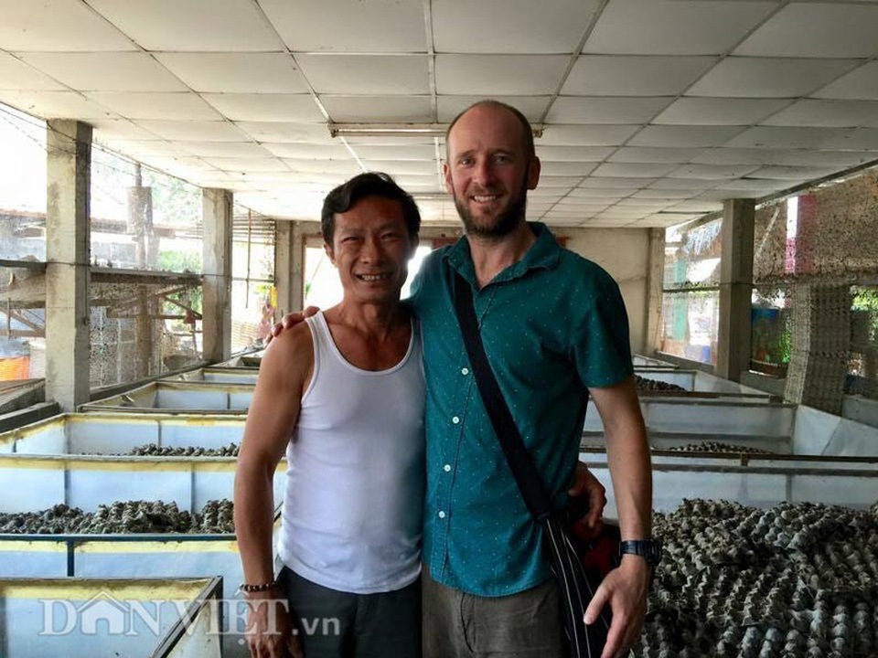 Lãi 100 triệu mỗi tháng nhờ gây dựng "đế chế dế" - 3 Khách du lịch thường xuyên ghé thăm trại dế của anh Trương Thanh Dũng, vừa thăm quan, vừa thưởng thức những món ăn chế biến từ dế. Ảnh: Hữu Danh (Danviet).