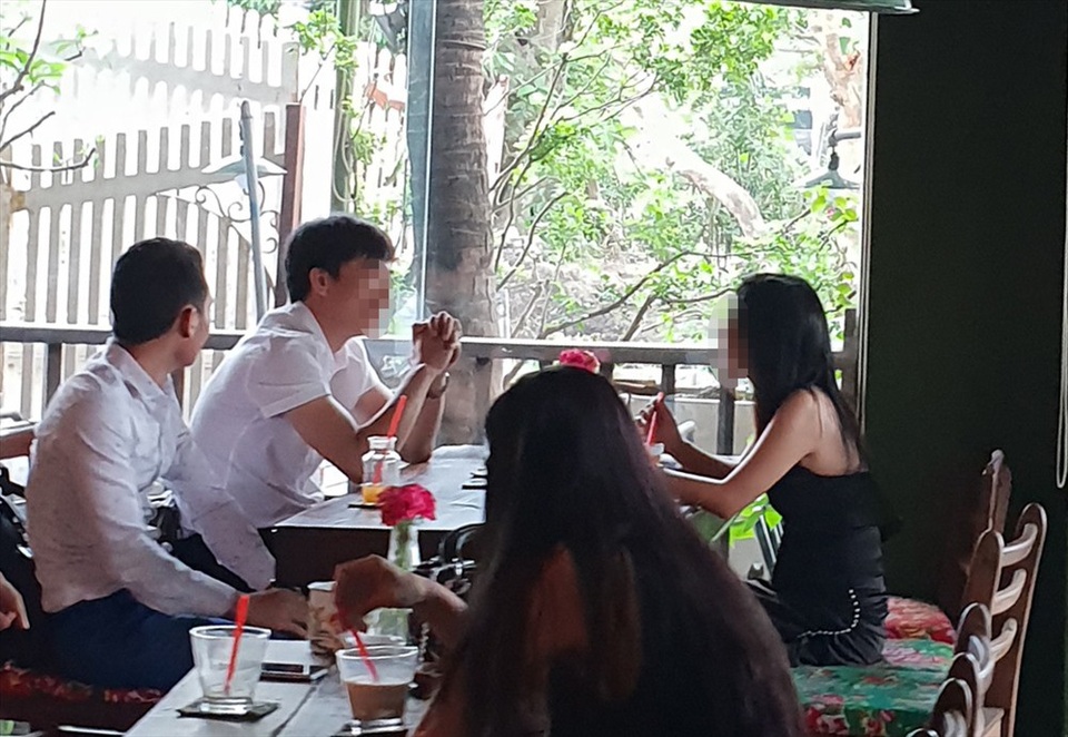 Xảo trá như thị trường thực phẩm chức năng (kỳ 3): Những địa chỉ “đen” - 9 Chân dung T (người chống tay) trong buổi trao đổi với PV.