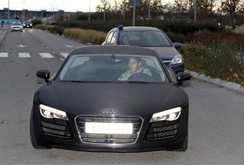 
Hồi đầu năm 2016, tiền vệ 27 tuổi này từng phải nộp phạt kịch khung 11.300 USD do chạy xe quá tốc độ tại Tây Ban Nha và không dừng xe theo yêu cầu của cảnh sát.
