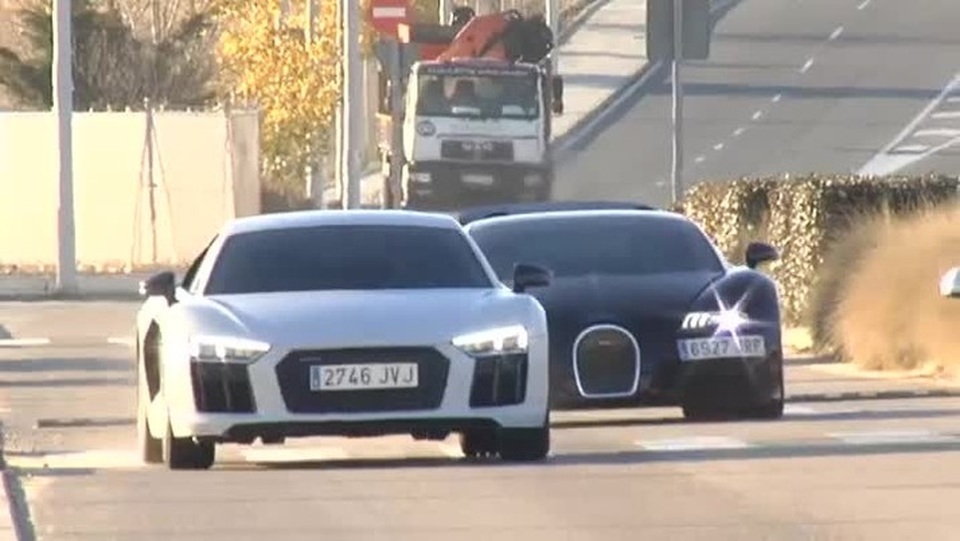 
Đến cuối năm 2016, Chiếc giày vàng World Cup 2014 lại bị bắt gặp đua với đồng đội Cristiano Ronaldo trên đường tới sân tập.
