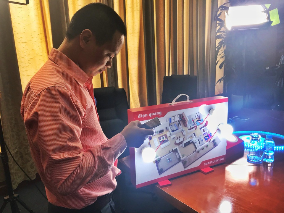 FPT nhảy vào sản xuất thiết bị điện và chiếu sáng thông minh - 1 Điện Quang sắp giới thiệu công nghệ chiếu sáng thông minh nhờ hợp tác cùng FPT trong triển khai hệ thống IoT tại Việt Nam.