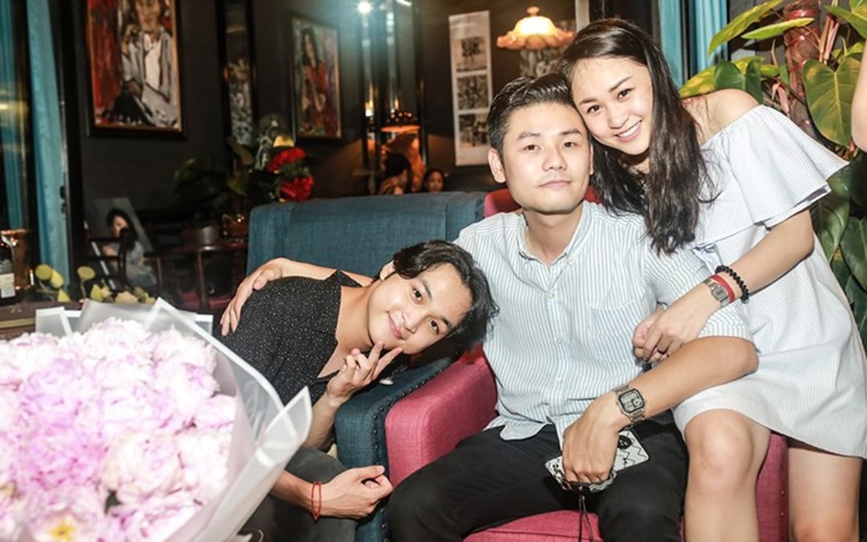 Quốc Trung, Mỹ Linh mừng sinh nhật tuổi mới của Thanh Lam - 8 Đăng Quang (trái) - con trai Thanh Lam và nhạc sĩ Quốc Trung - vừa về nước để nghỉ hè. Cậu cùng chị gái Thiện Thanh, 23 tuổi, có mặt từ sớm giúp mẹ chuẩn bị.