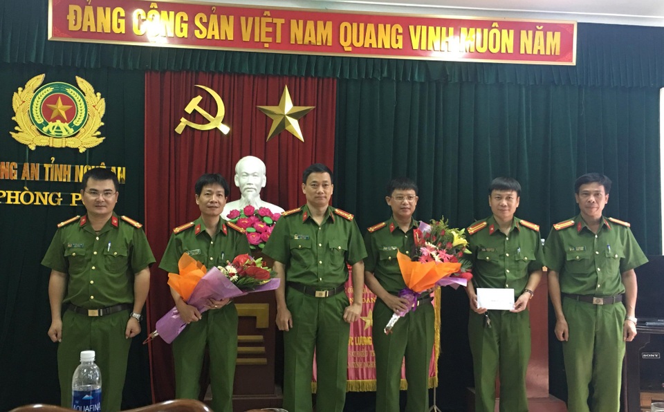 Bắt 2 đối tượng, thu giữ 2 bánh heroin - 4 Thay mặt Ban Giám đốc Công an Nghệ An, Đại tá Nguyễn Mạnh Hùng, Phó Giám đốc Công an tỉnh Nghệ An gửi lời chúc mừng và thưởng nóng cho Ban chuyên án đã có thành tích xuất sắc phá thành công.