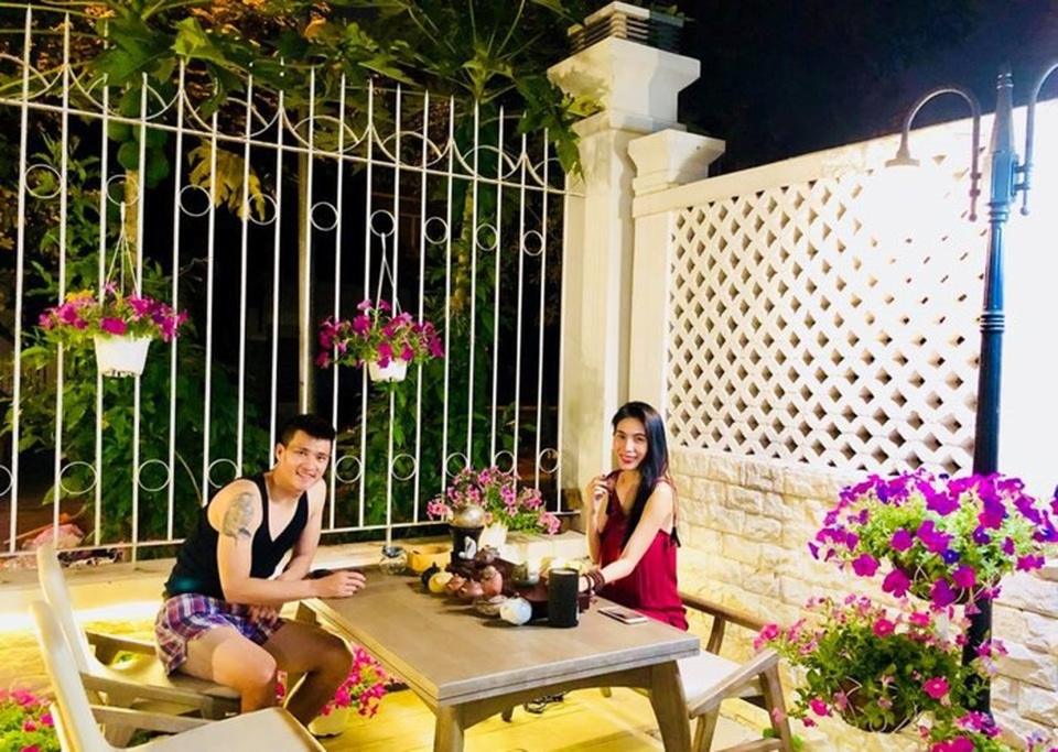 Ngẩn ngơ vườn đẹp như mơ trong biệt thự triệu đô nhà Hà Tăng, Thuỷ Tiên - 12 Thủy Tiên và ông xã Công Vinh thảnh thơi thưởng trà cùng nhau trong khu vườn ngập hoa tại căn biệt thự tiền tỷ của mình.