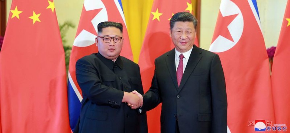Triều Tiên bất ngờ công bố hình ảnh ông Kim Jong-un thăm Trung Quốc - 1
Hình ảnh được KCNA công bố ngày 20/6 cho thấy nhà lãnh đạo Triều Tiên Kim Jong-un bắt tay Chủ tịch Trung Quốc Tập Cận Bình tại Bắc Kinh.