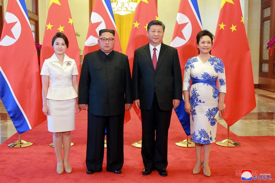 Triều Tiên bất ngờ công bố hình ảnh ông Kim Jong-un thăm Trung Quốc - 2
Trước đó, theo truyền thông nhà nước Trung Quốc, ông Kim Jong-un tới thăm Trung Quốc trong 2 ngày 19-20/6. Đây là chuyến thăm Trung Quốc thứ 3 của ông Kim trong 3 tháng qua, sau các chuyến thăm vào tháng 3 và tháng 5.