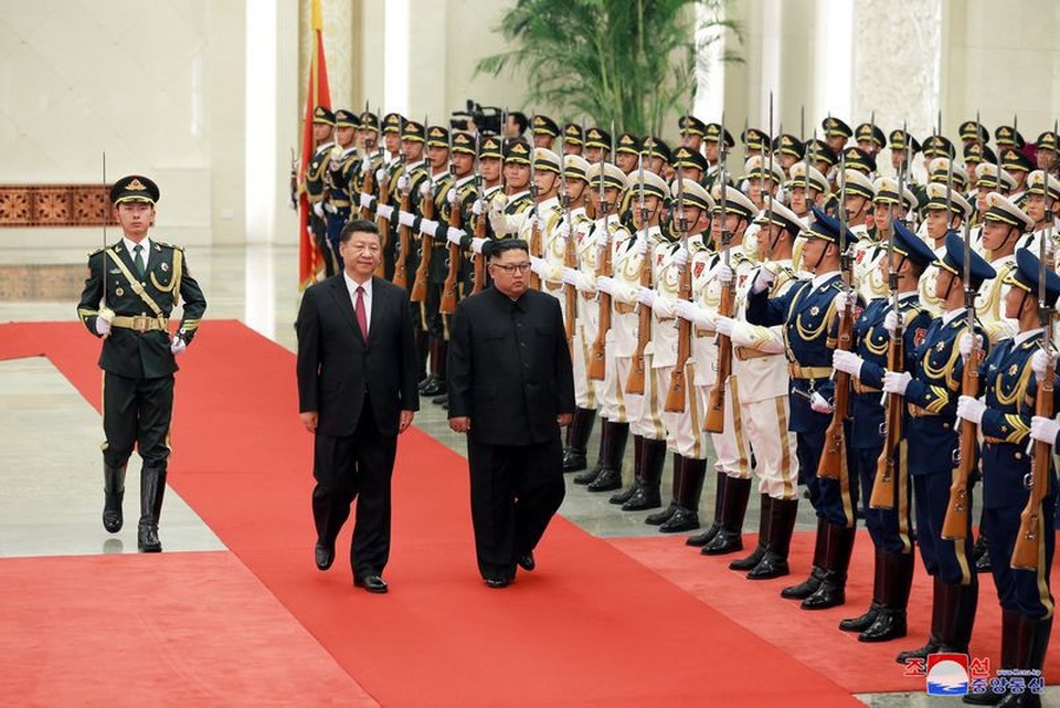 Triều Tiên bất ngờ công bố hình ảnh ông Kim Jong-un thăm Trung Quốc - 3
Nhà lãnh đạo Triều Tiên duyệt đội danh dự trong lễ đón chính thức tại Bắc Kinh.