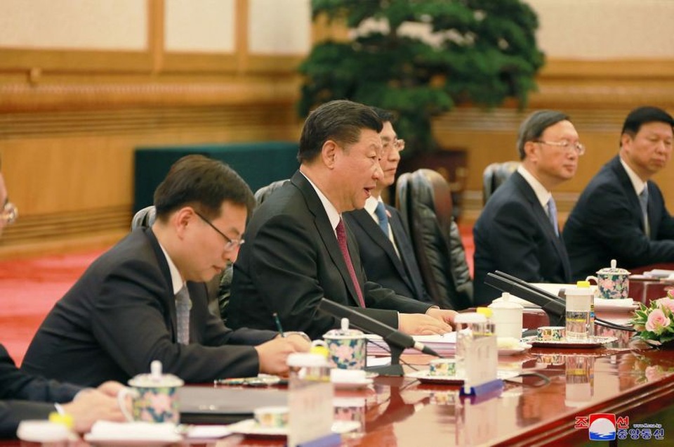 Triều Tiên bất ngờ công bố hình ảnh ông Kim Jong-un thăm Trung Quốc - 7
Truyền thông Trung Quốc cho biết kết quả của hội nghị thượng đỉnh Mỹ - Triều là một trong nội dung thảo luận giữa hai nhà lãnh đạo Trung - Triều hôm qua.