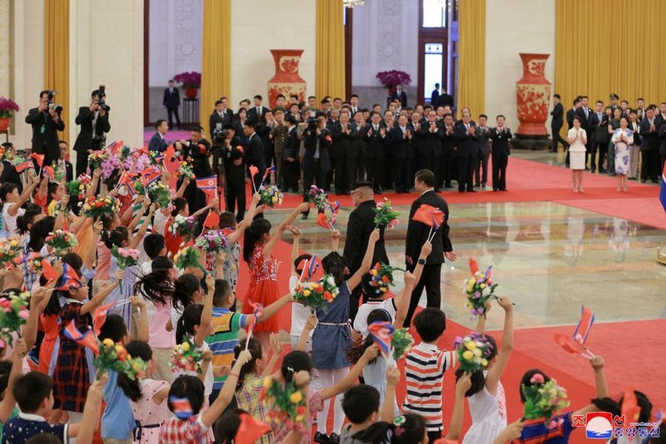 Triều Tiên bất ngờ công bố hình ảnh ông Kim Jong-un thăm Trung Quốc - 4
Truyền thông Trung Quốc cho biết Chủ tịch Tập Cận Bình đã đón tiếp ông Kim Jong-un với nghi thức trọng thế.