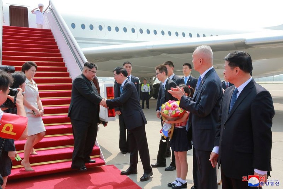 Triều Tiên bất ngờ công bố hình ảnh ông Kim Jong-un thăm Trung Quốc - 9
Một bức ảnh cho thấy ông Kim Jong-un bắt tay với các quan chức Trung Quốc sau khi máy bay của ông hạ cánh xuống Bắc Kinh.