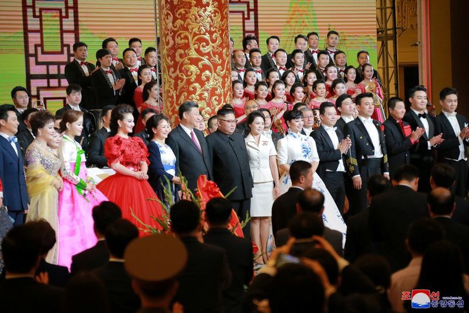 Triều Tiên bất ngờ công bố hình ảnh ông Kim Jong-un thăm Trung Quốc - 8
Nhà lãnh đạo Triều Tiên Kim Jong-un cùng phu nhân Ri Sol Ju đứng cạnh Chủ tịch Trung Quốc Tập Cận Bình và phu nhân Bành Lệ Viện trong một sự kiện tại Bắc Kinh.