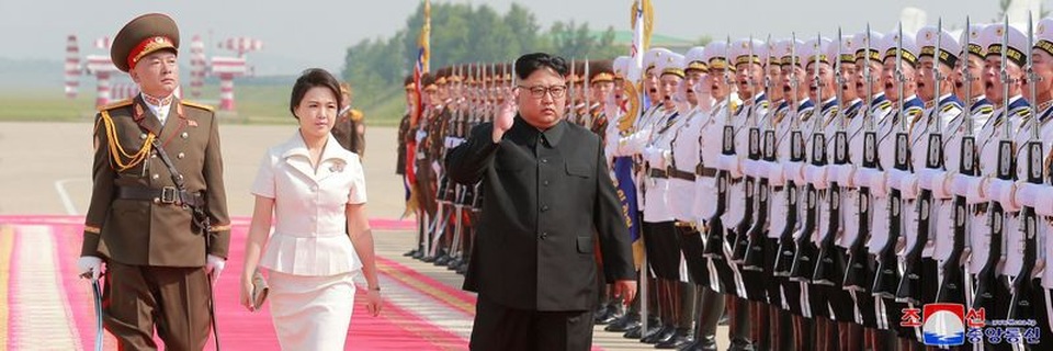 Triều Tiên bất ngờ công bố hình ảnh ông Kim Jong-un thăm Trung Quốc - 10
Nhà lãnh đạo Triều Tiên Kim Jong-un và phu nhân bước trên thảm đỏ tại sân bay ở Bình Nhưỡng trước khi khởi hành đi Bắc Kinh.