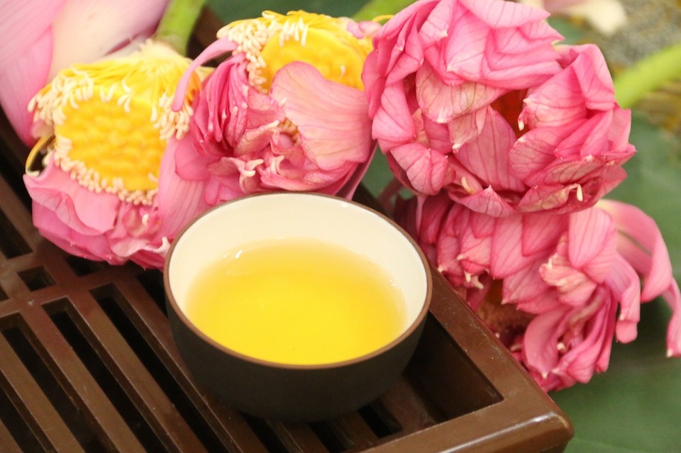 “Siêu phẩm” trà cổ làm từ 1000 bông sen, giá 7 triệu đồng ở Hà Nội có gì đặc biệt? - 13
Không chỉ cầu kỳ trong cách chế biến mà cách uống trà sen cũng đòi hỏi sự tỉ mỉ, công phu. Trong đó, nước pha trà phải vừa đủ sôi, hơi tăm tăm, loại chén uống cũng phải là loại ấm sứ hoặc ấm tử sa. Uống trà sen phải để cho tâm hồn thư giãn, nhâm nhi từng ngụm cảm nhận nét tinh tế, đậm đà trong từng giọt trà.