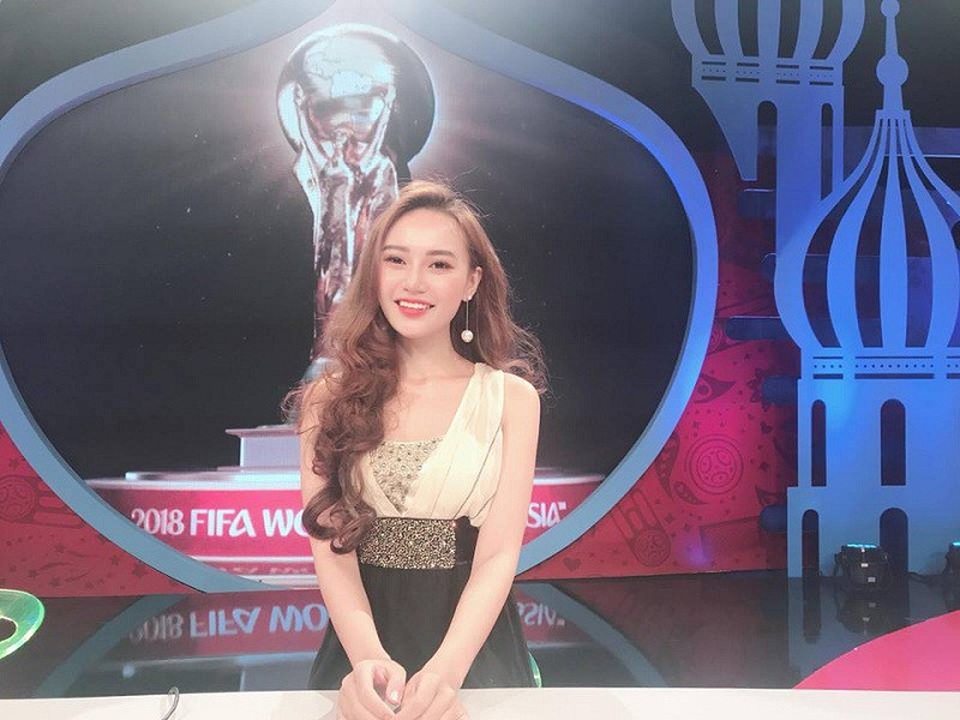 Thiếu nữ xinh đẹp được khen ngợi hết lời vì hiểu biết về bóng đá trên truyền hình - 1 Anh Thư hiểu biết và duyên dáng khi bình luận trong trận Colombia - Nhật Bản