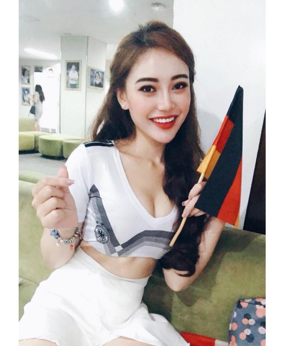 Thiếu nữ xinh đẹp được khen ngợi hết lời vì hiểu biết về bóng đá trên truyền hình - 3 Cô luôn cập nhật những hình ảnh đồng hành cũng “Nóng cùng World Cup”