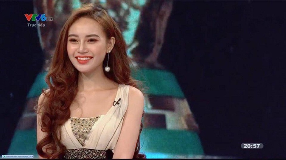 Thiếu nữ xinh đẹp được khen ngợi hết lời vì hiểu biết về bóng đá trên truyền hình - 2 Thiếu nữ xinh đẹp được khen ngợi hết lời vì hiểu biết về bóng đá trên truyền hình - 2