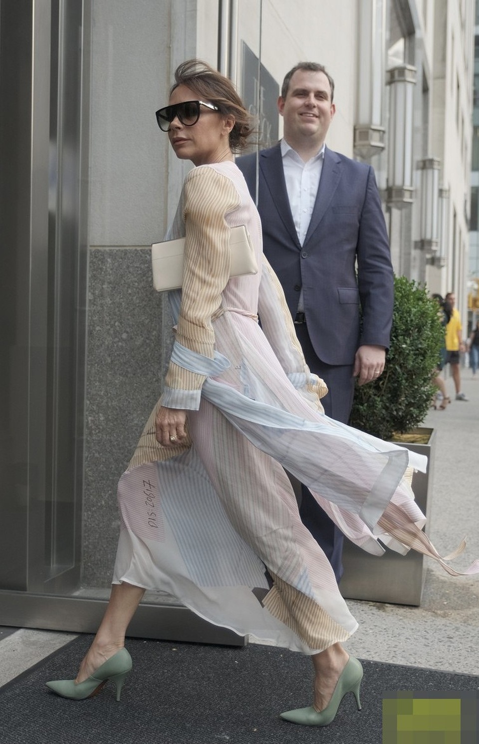 
Ngôi sao 44 tuổi đã biến đường phố New York thành sàn diễn thời trang của chính mình.
