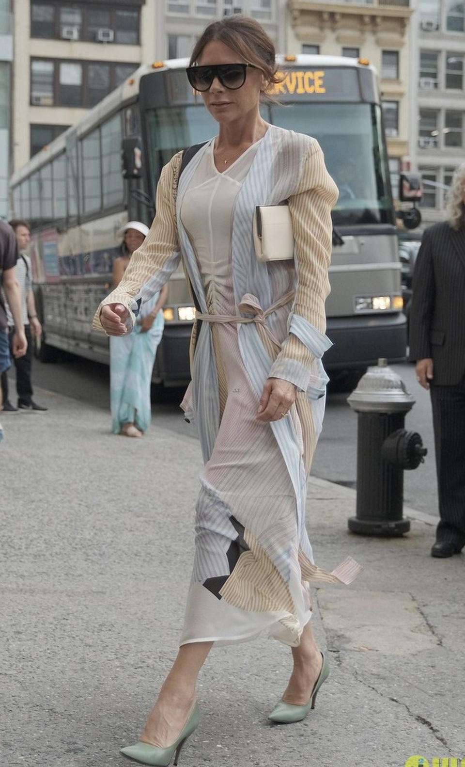 
Một set đồ rất nữ tính khác của Victoria tại New York, Mỹ.
