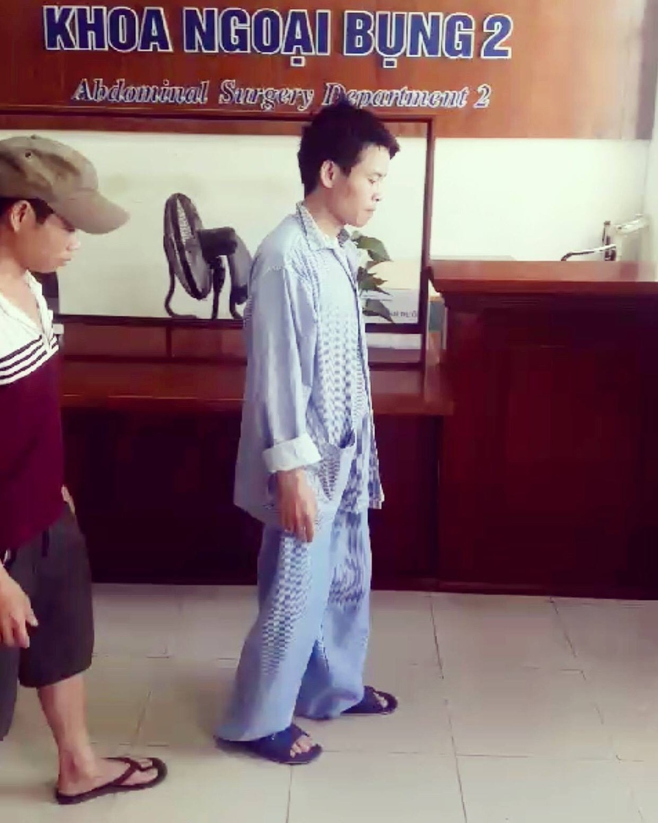 Bệnh nhân đã có thể tự đi lại sau gần một tháng được phẫu thuật.