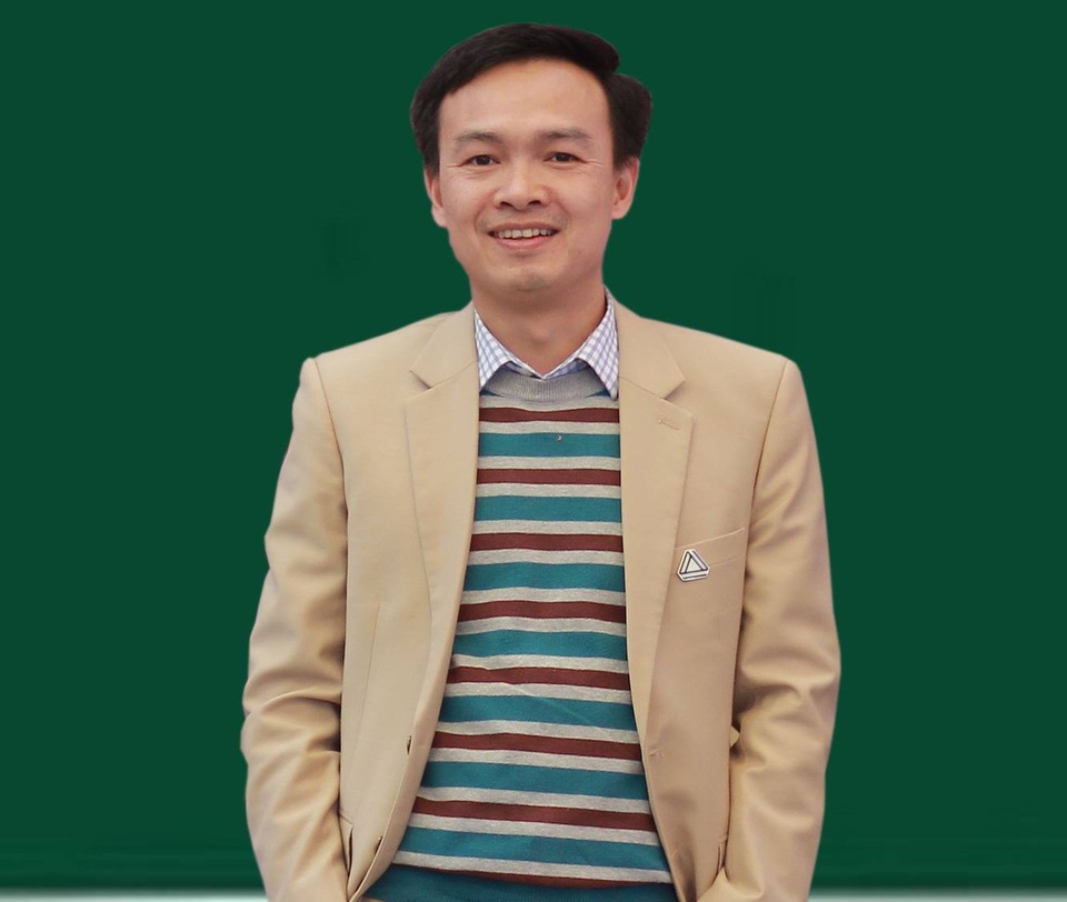Sinh viên được cầu hôn trong lễ trao bằng tốt nghiệp: Cần ý nhị hơn! - 1 Thầy Trần Mạnh Tùng, giáo viên Trường THPT Lương Thế Vinh, Hà Nội.