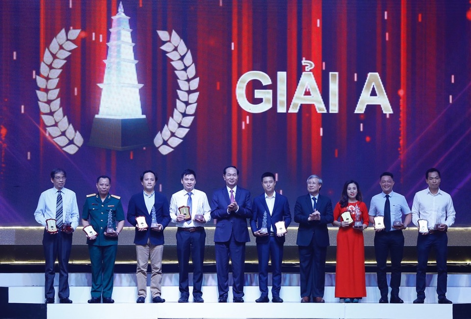 Chủ tịch nước trao 8 giải A Giải báo chí Quốc gia năm 2017 - 1
Chủ tịch nước Trần Đại Quang và Thường trực Ban Bí thư Trần Quốc Vượng đã trao 8 giải A cho tác giả và nhóm tác giả đoạt Giải Báo chí Quốc gia lần thứ XII - năm 2017. (ảnh: Quý Đoàn)