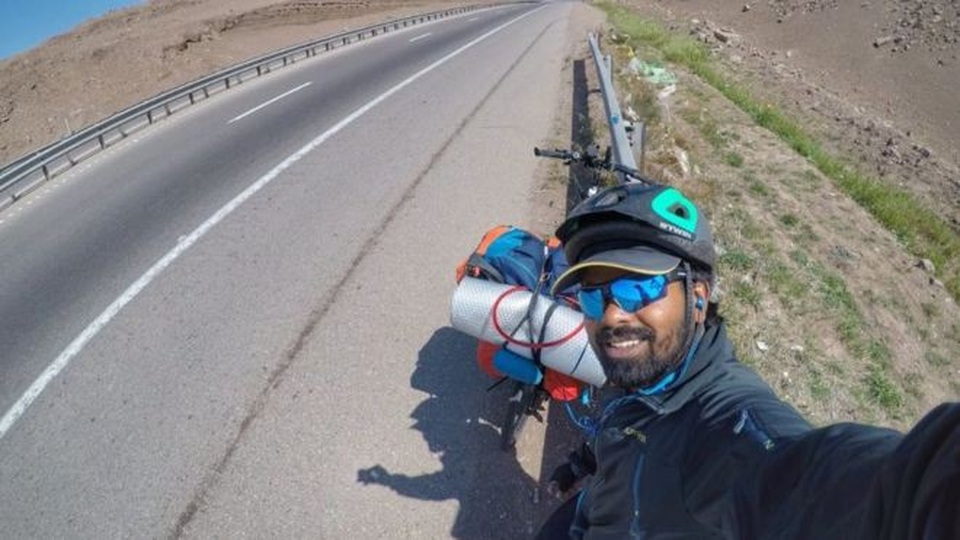 Người đàn ông đạp xe gần 4.000 km tới Nga xem World Cup - 1 Anh Clifin Francis (Ảnh: BBC)