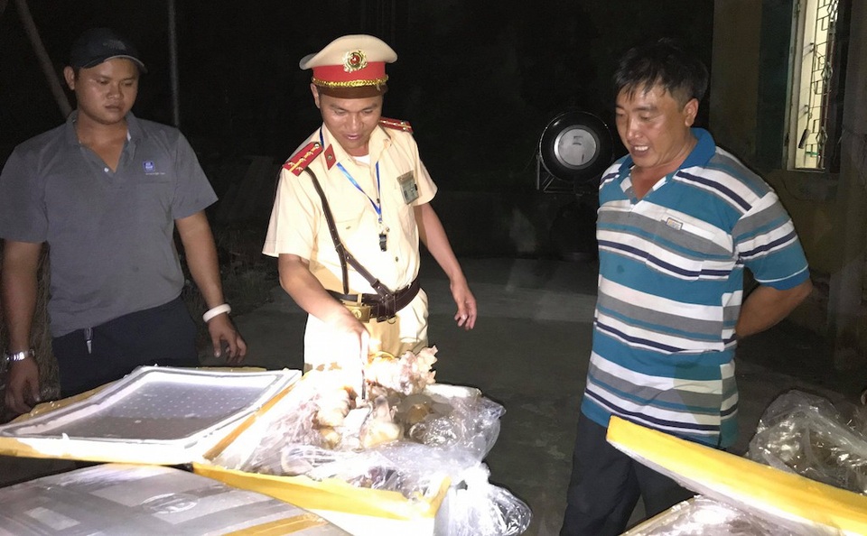 Hơn 2 tạ tai, chân, mũi bò qua sơ chế không giấy tờ suýt vào nhà hàng - 1 Công an thu giữ số mũi, chân bò ... qua sơ chế không có giấy tờ.