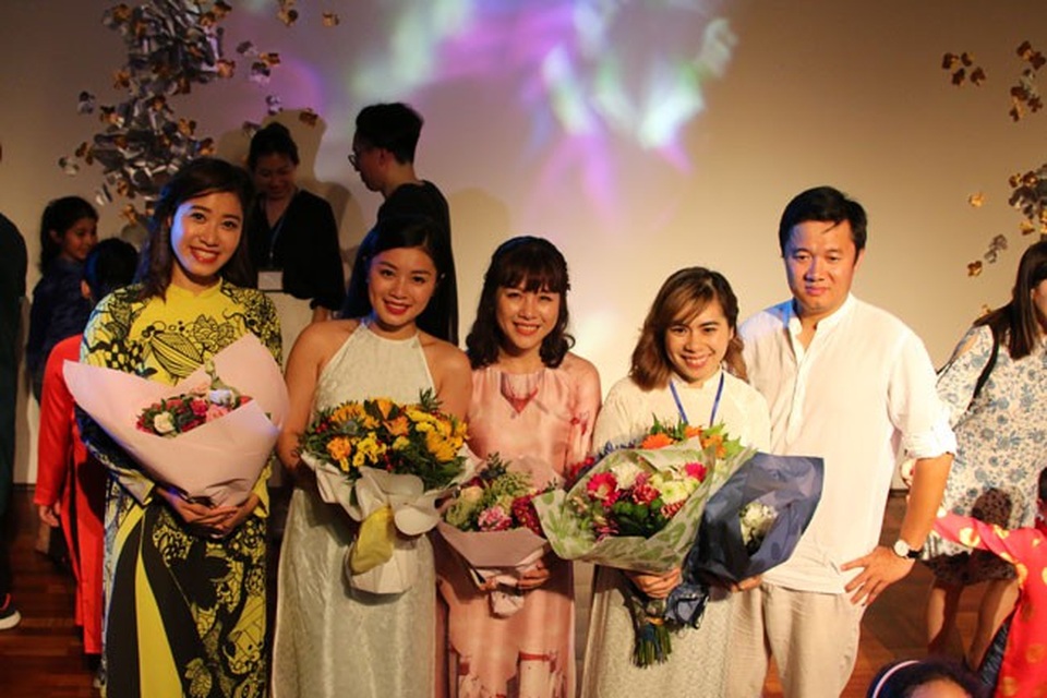 “Sao Mai” Bích Hồng – Thu Hằng giới thiệu âm nhạc Việt Nam tại Pháp - 7 “Sao Mai” Bích Hồng – Thu Hằng giới thiệu âm nhạc Việt Nam tại Pháp - 7