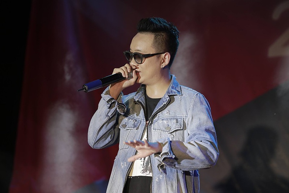 Justa Tee, Monstar thổi bùng đêm prom dưới mưa của ĐH Khoa học tự nhiên - 1
Ca sĩ JustaTee biểu diễn những ca khúc tủ như Bâng khuâng, Trót yêu em nhiều, Forever Alone... trong dạ hội của sinh viên ĐH Khoa học tự nhiên