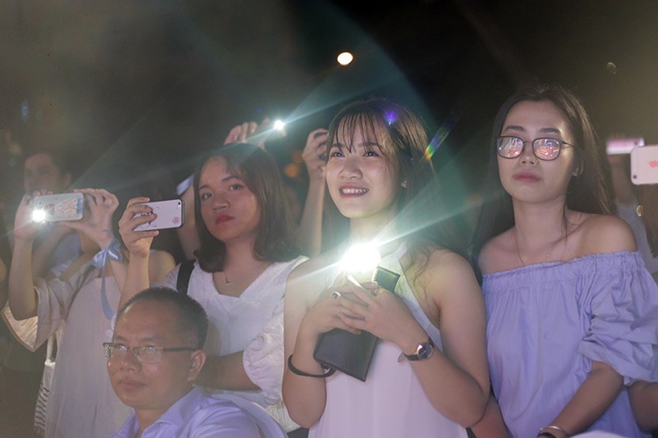Justa Tee, Monstar thổi bùng đêm prom dưới mưa của ĐH Khoa học tự nhiên - 7 Justa Tee, Monstar thổi bùng đêm prom dưới mưa của ĐH Khoa học tự nhiên - 7